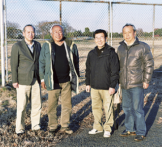川口篤会長（写真中央の右）をはじめとする協議会の役員ら＝旧上瀬谷通信施設