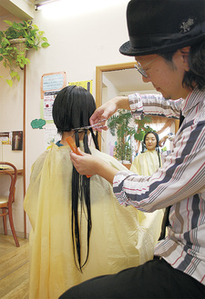 清田さんが寄付した髪の長さは61cmにもなる
