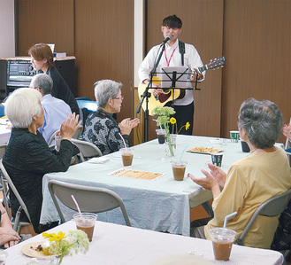 １周年を記念してギターの弾き語りも披露された中田カフェ