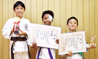 取材に応じた齋藤君、日比野君、渡辺君（左から）