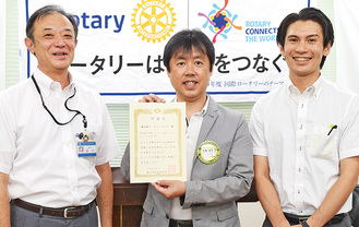 （左から）出川さん、佐藤会長、加納さん