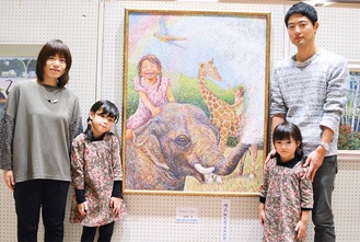 旭区誕生50周年記念賞を受賞した船橋さん（左）と家族