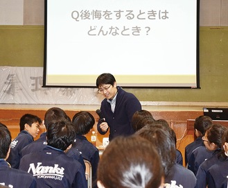 生徒に質問する長谷川さん