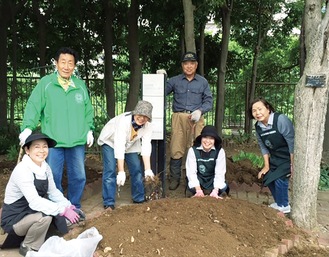 岸会長（左から２人目）ら会のメンバーら＝写真提供・（公財）横浜市緑の協会