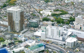 右の商業棟、左のタワーマンションなどが作られた二俣川駅南口地区第一種市街地再開発事業（泉区在住・中丸定昭さん提供）