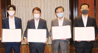 協定書を持つ黒岩知事（中央右）と３社代表