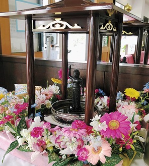 花で飾られた釈迦像（横浜やすらぎの郷霊園）