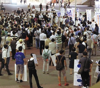 選挙戦で山中氏が最後の演説場所に選んだ桜木町駅前には多くの人が集まった（８月21日）