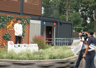 イベントのアンバサダー・三上真史さんが園内を紹介する動画を撮影