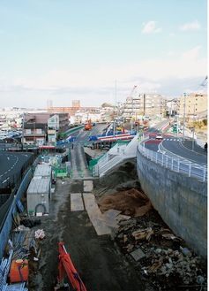 二俣川駅南口付近で工事が進められている鴨居上飯田線（鶴ヶ峰方面）