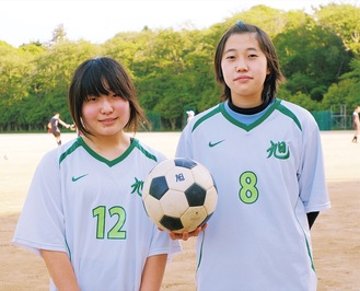 グラウンドでボールを手にする奥村さん（右）と小川さん