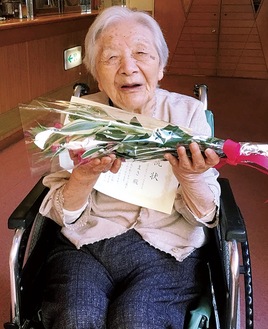 昨年の最高齢になった際に表彰された松本さん＝親族提供