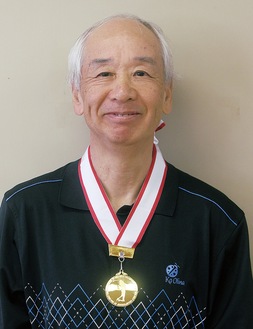 メダルを胸に笑顔の櫻田さん