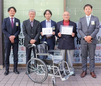 （右から）広畠専務理事、成田さん、古谷田理事長、渡邉区社協会長、神沢副理事長