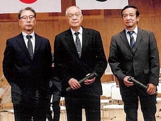表彰を受けた、左から久保田さん、大野さん、酒巻さん