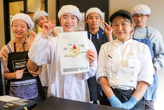 渡邊さん（前列右端）と自分たちで焼いたクッキーを手にする児童