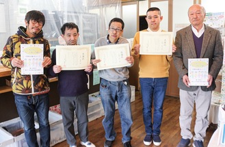 （写真左から）冊子や感謝状を手にする新倉会長、糸井さん、高橋さん、大野さん、佐藤会長