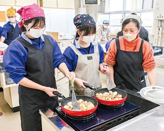３月６日に、メニューの一部を生徒が調理、試食した