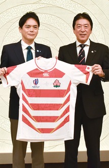 山中市長（左）に日本代表ジャージを贈った土田会長（右）
