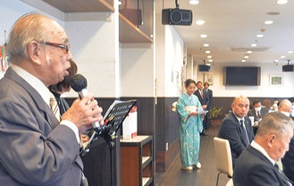 参加者に感謝を述べる廣松さん（左）