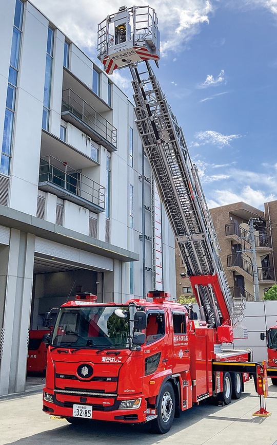 はしごを最大まで伸ばすと、瀬谷区庁舎の高さを超える