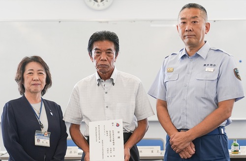 ９月に旭区役所で贈呈式が行われた＝中央・内田会長