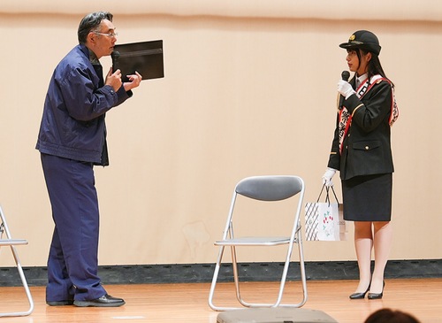 署員と詐欺事例の実演を行う森實さん（右）