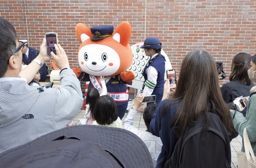 「そうにゃん」に多くの人が群がった