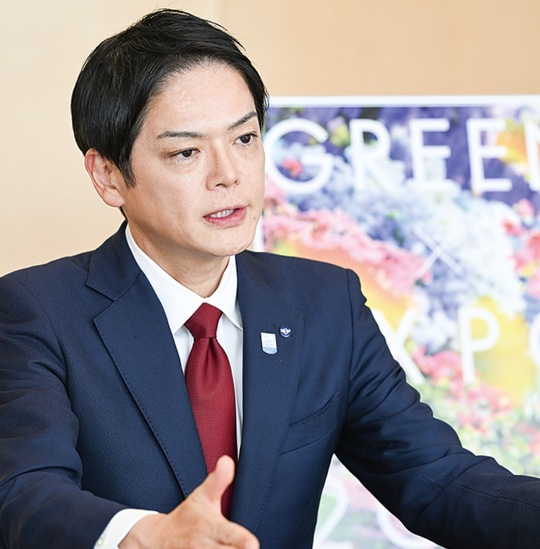 取材に答える山中市長