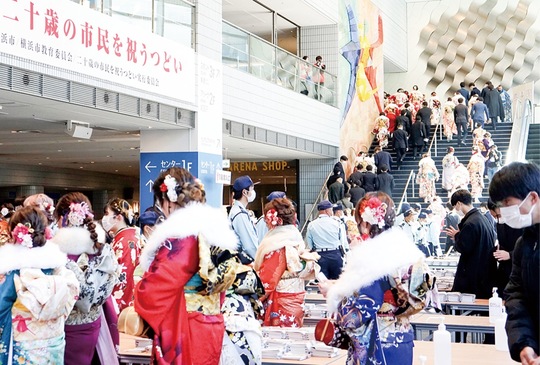 式典の参加者ら