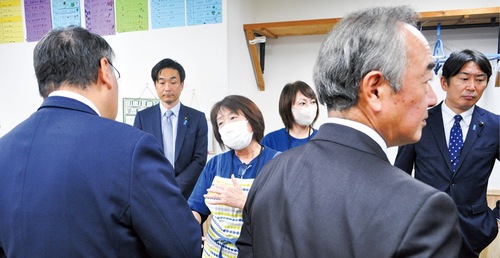 わんぱくハウスで施設の運営状況などを聞く議員ら