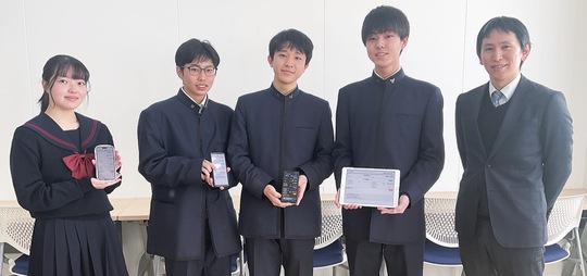 左から北村さん、角田さん、三塚さん、山下さん、讓原教諭