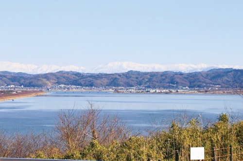 内灘サンセットパークから望む河北潟越しの立山連峰＝2023年1月11日撮影、杉村一馬さん提供