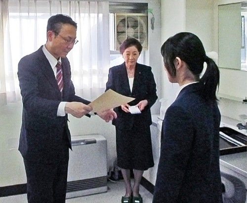 受賞する小此木さん（右）