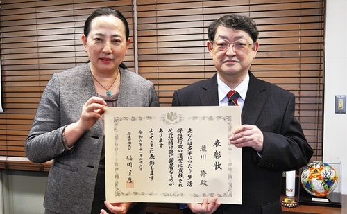 植木区長（左）から表彰状を受け取った瀧川さん