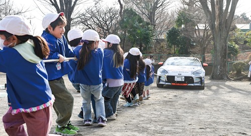 園児が車と綱引きで対戦
