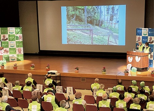 活動内容を紹介する四季美台ふれあい公園愛護会の内田会長