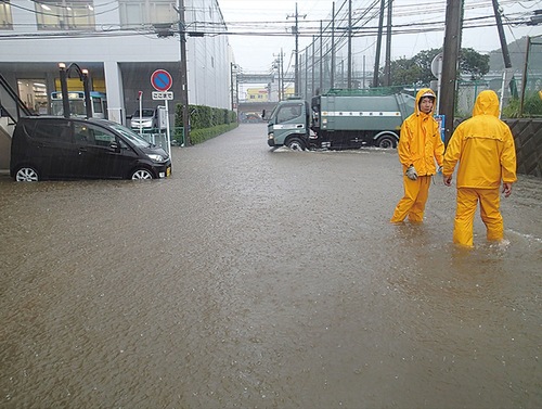 ２０１４年10月、台風による大雨で栄区の一部が浸水（市提供）
