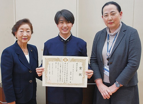 区長賞を獲得した末本さんと河原会長（左）、植木区長