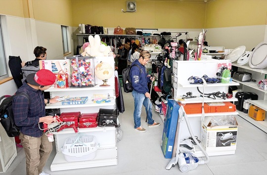 さまざまなリユース品が並ぶ※写真は名古屋店の様子