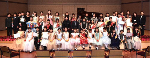 演奏を披露した出演者＝実行委員会写真提供＝