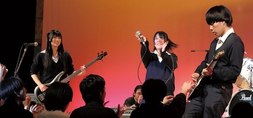 会場を盛り上げるバンド※クラブより写真提供