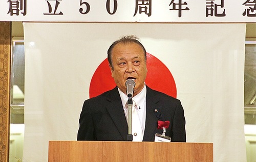 挨拶に立つ佐藤理事長