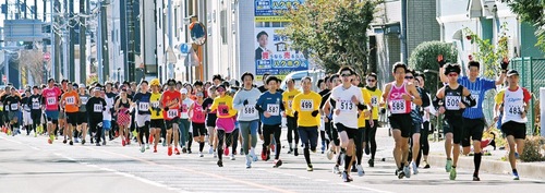海軍道路を走る選手たち