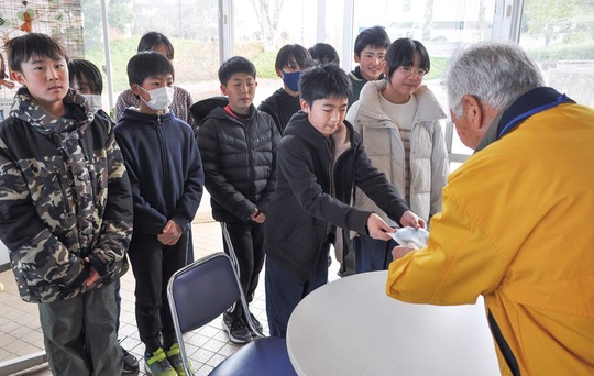 今川公園の伊澤さんにＣＤを手渡した