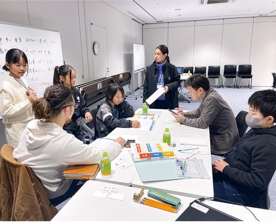 コンサートに向けて打ち合わせするキッズプロデューサーと同プラザのスタッフ、出演者ら