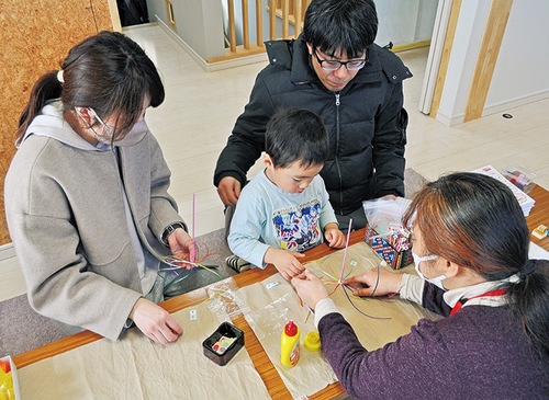 くるくるレインボーを作る来場者