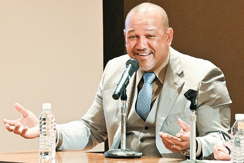 講演するラミレスさん