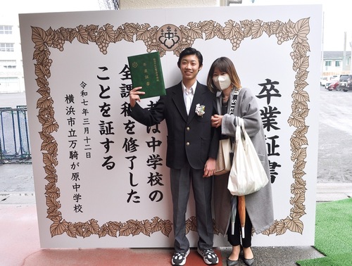 等身大の卒業証書パネルの前で撮影