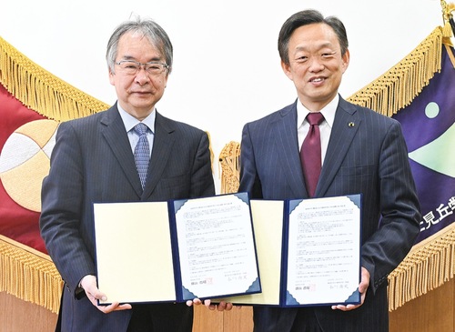 協定を締結した、永川理事長（右）と桜美林大学の堀潔副学長